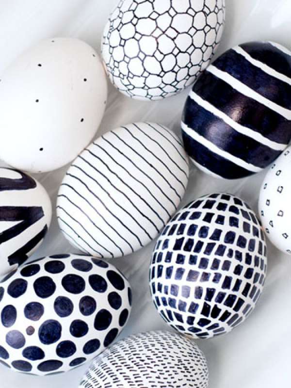 Oeufs de Pâques à motifs géométriques noirs et blancs