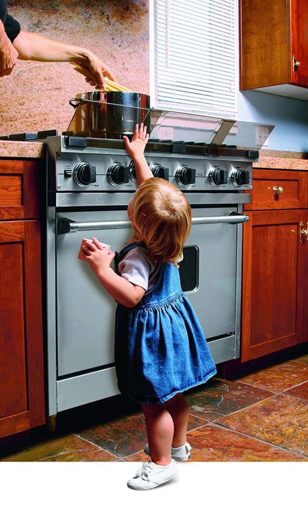 Installez une barrière qui s'accroche à la cuisinière pour protéger vos enfants des accidents éventuels