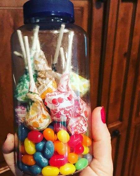 Utilisez une boîte à vitamines vide avec un bouchon sécurité pour stocker les bonbons à l'abri des enfants