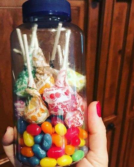 Utilisez une boîte à vitamines vide avec un bouchon sécurité pour stocker les bonbons à l'abri des enfants
