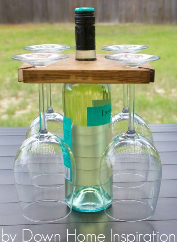 Un porte-bouteille avec une place pour les verres à vin
