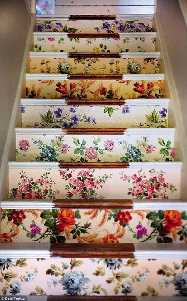 Des escaliers en papier peint