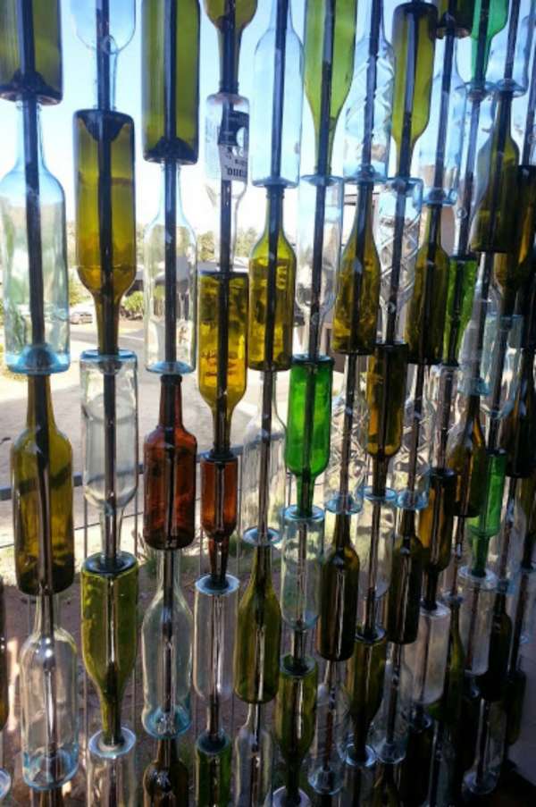 Utilisez votre surplus de bouteilles de vin vides pour en faire un mur de séparation unique