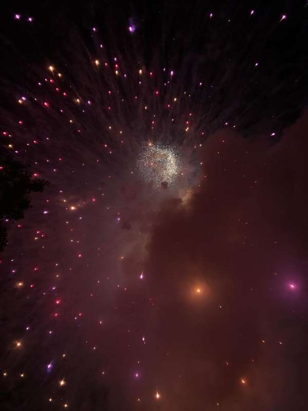 Cette photo de feux d'artifice ressemble à une photo de l'espace