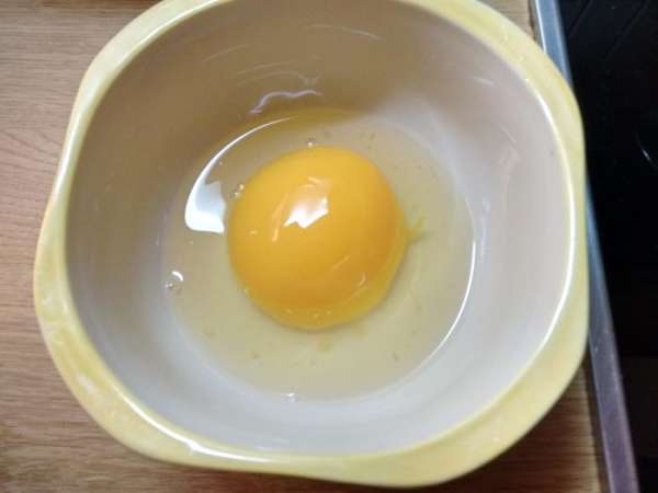Cet œuf qui ressemble à une demi-pêche avec du sirop