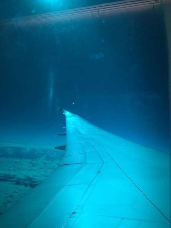 La vitre teintée de cet avion te donne l'impression que tu es dans l'océan