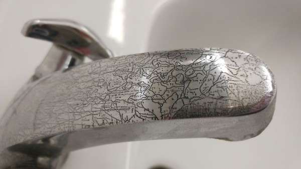Un robinet corrodé qui ressemble à une carte
