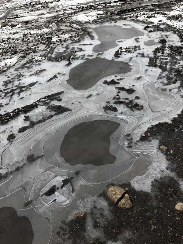 De l'eau gelée sur le sol ressemble à une photo prise du ciel