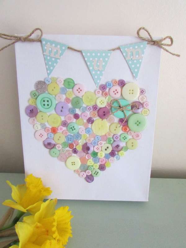 Une carte unique ornée d'un cœur en boutons et d'une guirlande de fanions pour maman