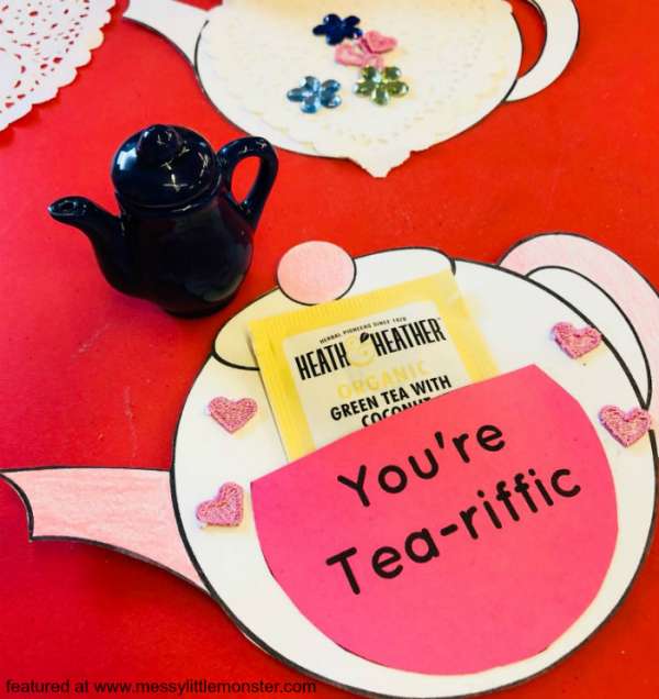 Une carte de vœux en forme de théière avec un sachet de thé pour maman