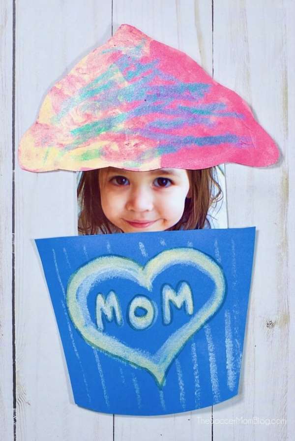 Une carte pop-up cupcake avec une photo-souvenir pour la fête des mères