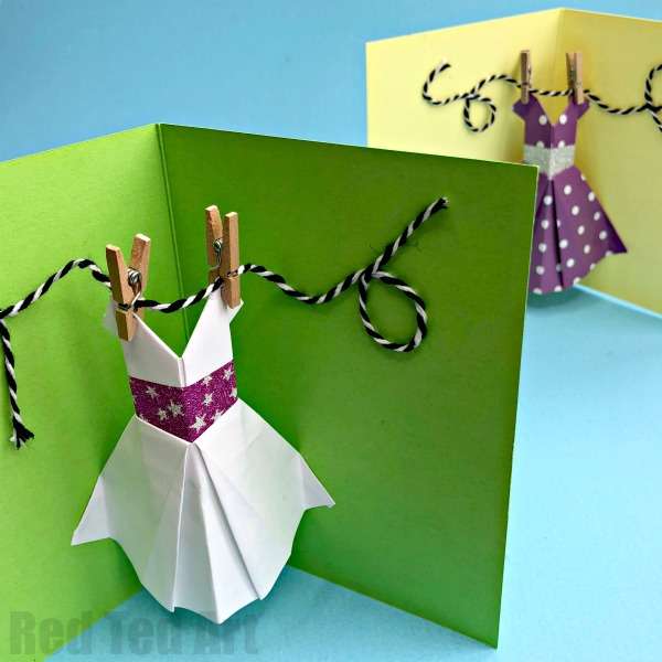 Une carte de vœux pop-up robe pour souhaiter une joyeuse fête à maman