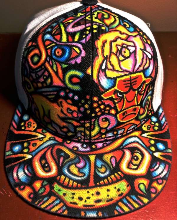 La casquette est décorée manuellement par des marqueurs