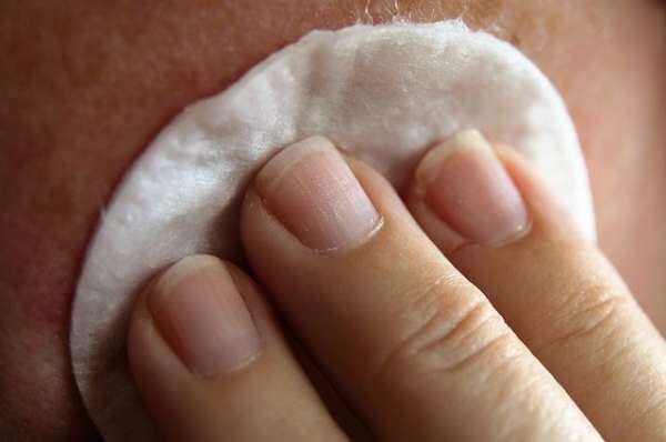 Resserrer les pores de la peau avec du bain de bouche