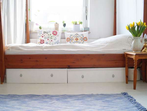 Recyclez de vieux tiroirs et faites en un rangement sous votre lit