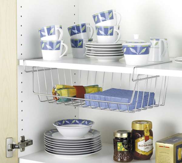 Un panier de rangement suspendu pour un espace supplémentaire dans votre placard de cuisine