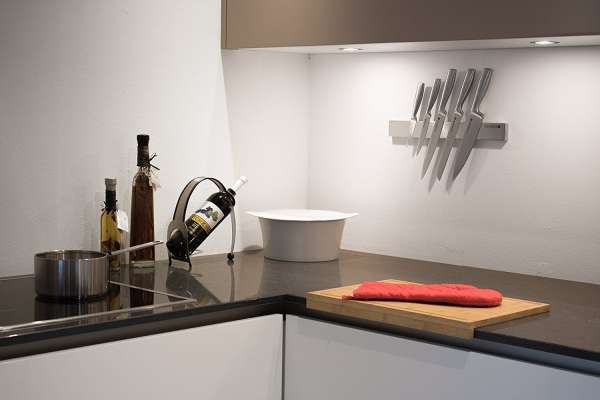 Une barre à couteaux aimantée pour libérer de la place dans votre cuisine