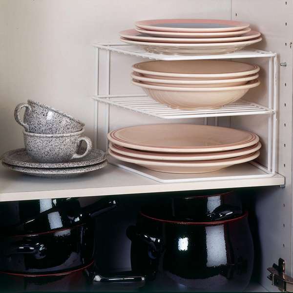 Une étagère d'angle porte-assiette pour un gain de place et de rangement dans le placard de la cuisine