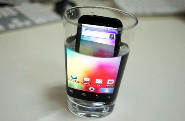 Zoomez sur l'écran de votre téléphone en le mettant dans un verre d'eau