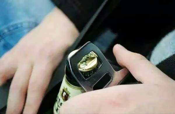 Utilisez la partie métallique de votre ceinture de sécurité pour ouvrir une bière