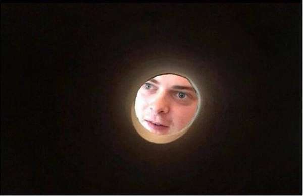 Prenez un selfie à travers un tube de papier toilette et faites semblant d'être la lune