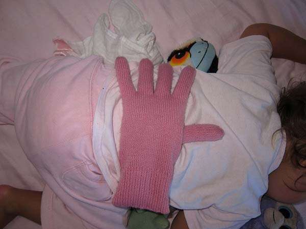 Mettez un gant rempli de haricots sur le dos de votre bébé quand vous voulez que vos enfants se sentent aimés, mais que vous êtes trop fatigué