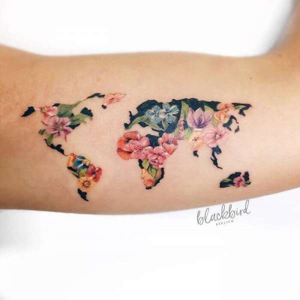 Une carte du monde tout en fleurs