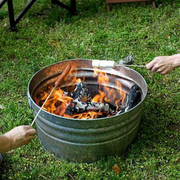 Barbecue ou feu de camp dans une bassine en zinc
