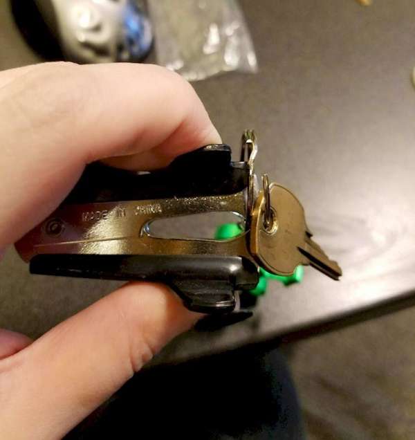 Vous pouvez utiliser une dégrafeuse pour mettre des clés dans un porte-clés