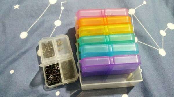 On utilise une boîte à pilules pour ranger des accessoires ou bien des vis