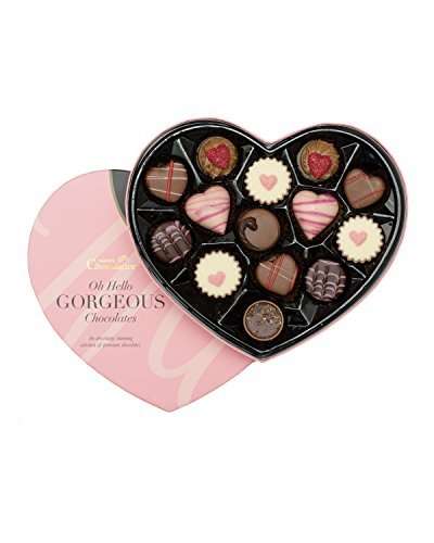 Assortiment de chocolats dans une jolie boite en forme de cœur