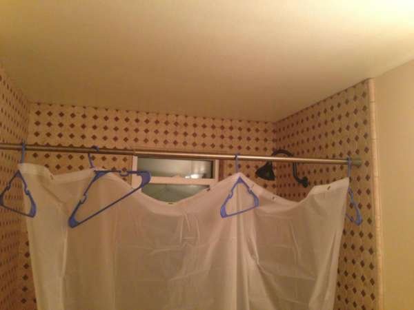 Comment accrocher le rideau de douche quand on n'a que des cintres