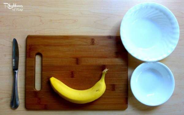 Apprenez-lui à découper une banane avec un couteau à beurre