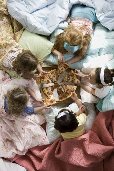 Une pizza party où les enfants préparent eux-mêmes les pizzas