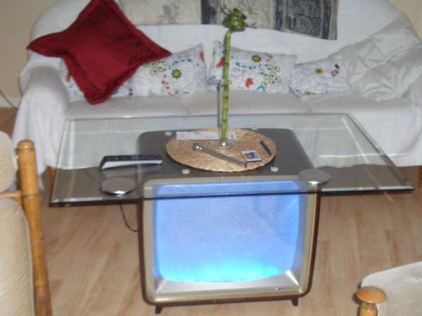 Table basse avec une vieille télé