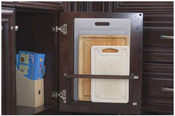 Exploitez l'espace sur la porte de l'armoire de la cuisine pour ranger les planches à découper