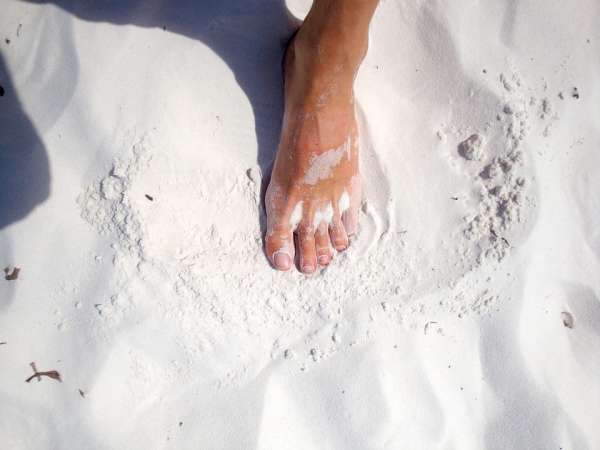 Exfoliez votre peau sur la plage avec du sable mouillé