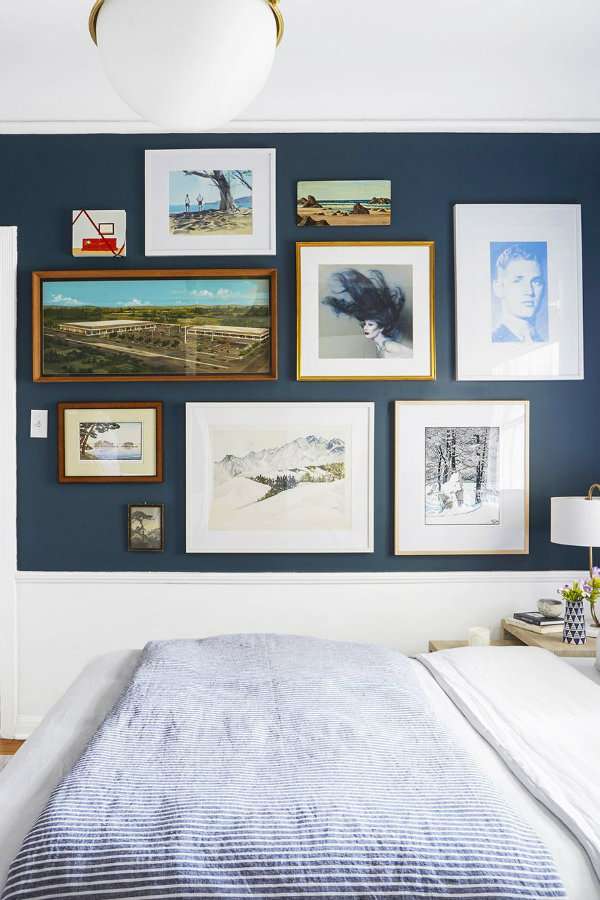 Utilisez une peinture bleu marine pour mettre en valeur une belle chambre
