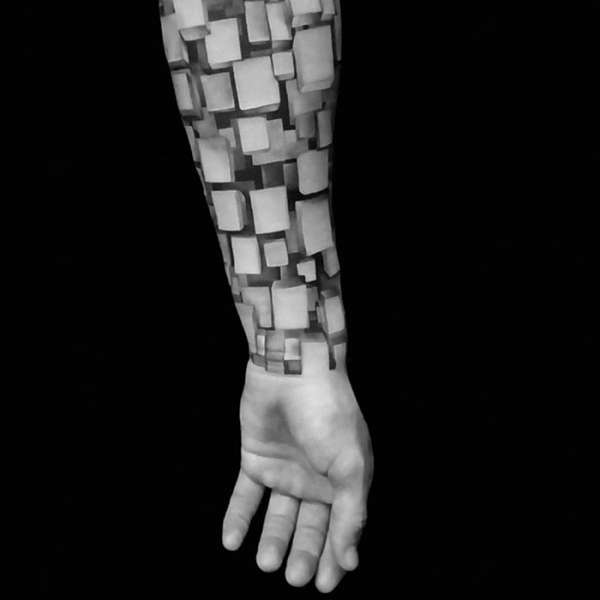 Un tatouage impressionnant avec des blocs en relief