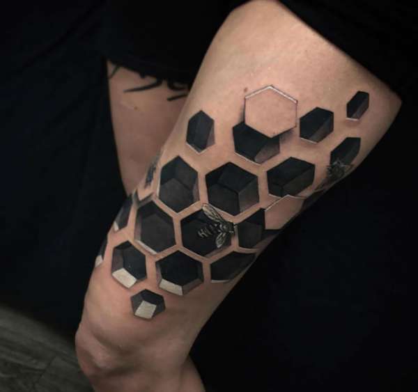 Un tatouage assez réaliste d'une ruche d'abeilles