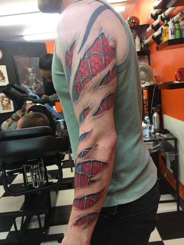 Un très beau tatouage qui illustre le costume de spider man sous la peau