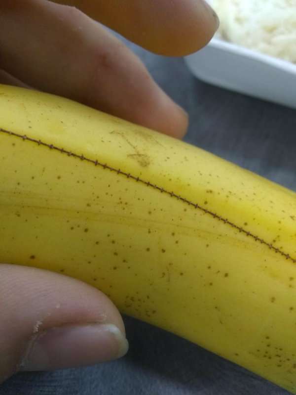 Cette banane semble avoir des points de suture