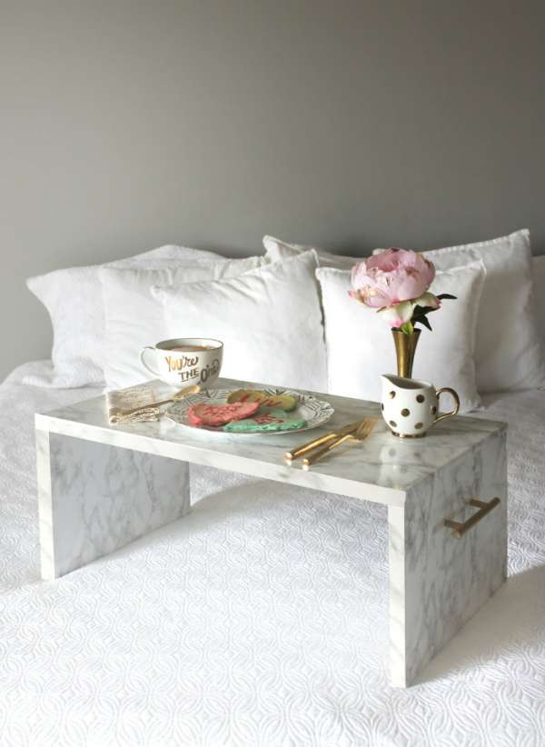 Ayez un plateau de lit avec un effet marbre