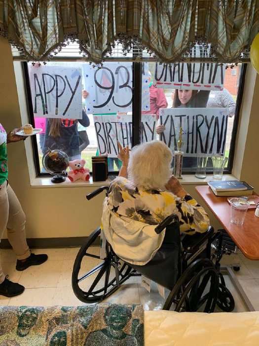 Cette mamie a fêté son anniversaire avec sa famille malgré la quarantaine