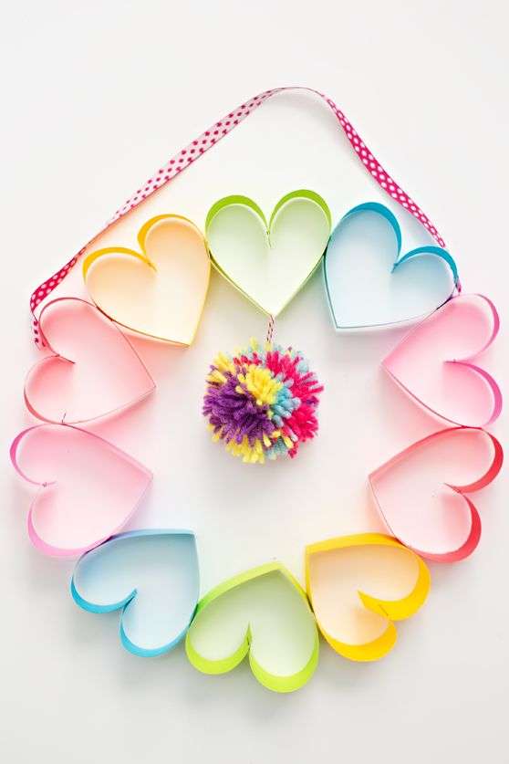 Couronne de porte aux couleurs de l'arc-en-ciel