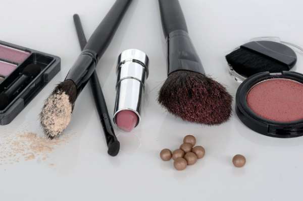 Utilisez des produits de maquillage polyvalents