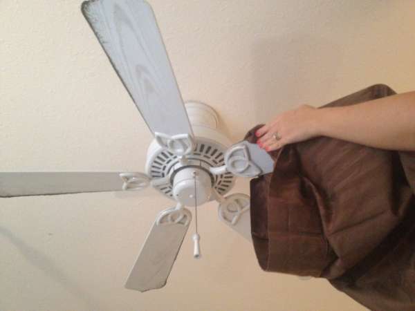 Nettoyez votre ventilateur avec une taie d'oreiller
