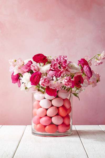 Un beau bouquet avec des œufs de Pâques