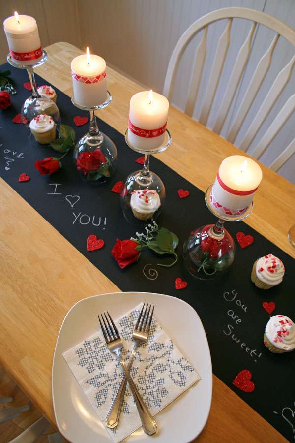 Chemin de table en papier ardoise des cupcakes et des bougies customisées avec du ruban washi