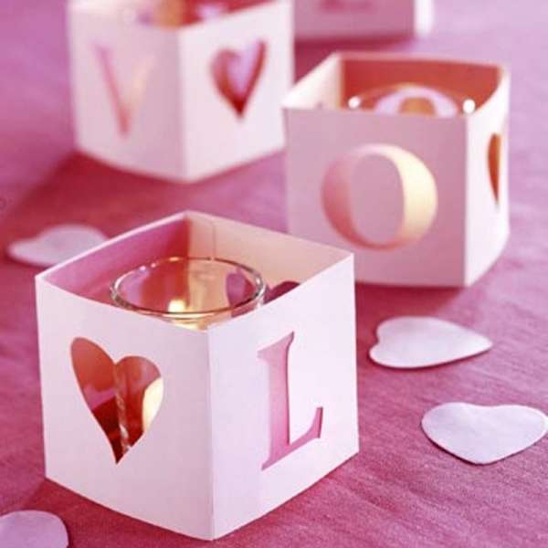 Photophores romantiques en papier évidé avec un cutter